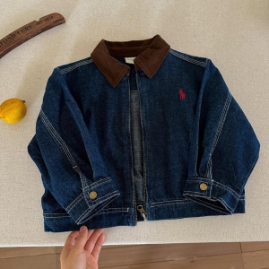 JESMARY – Áo Khoác Jean Trẻ Em Denim Cao Cấp: Độ Bền Vượt Trội, Ít Bai Nhão